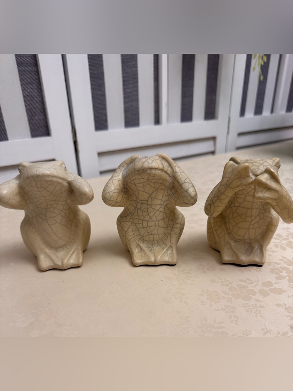 3 Wise Frogs Ivory Crackle Hear - See - Speak no evil.